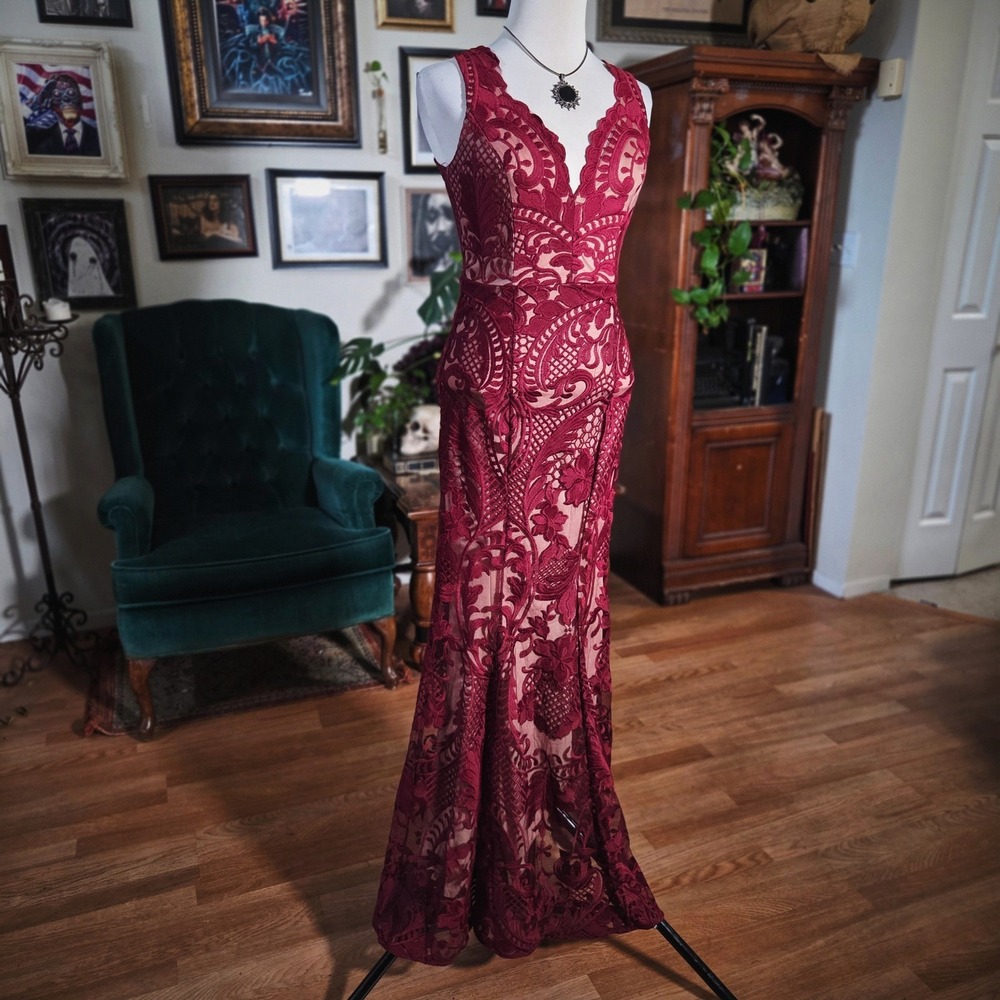 Luxxel Burgundy Embroidered Mesh V-Neck Formal Mermaid Gown Dress Womens Small